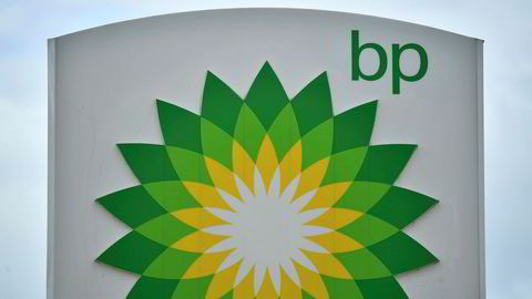 BP er et av verdens største oljeselskap. Nå må de betale nesten to millioner kroner for å ha sparket en av sine ansatte.