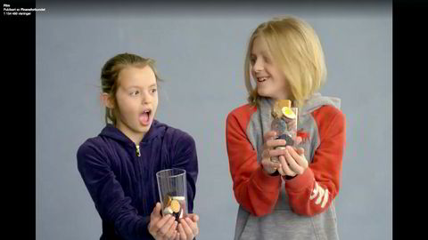 I Finansforbundets video reagerte barna instinktivt på at gutten fikk nesten dobbelt så mye godteri som jenta. De omfordelte porsjonene på eget initiativ til de var like.