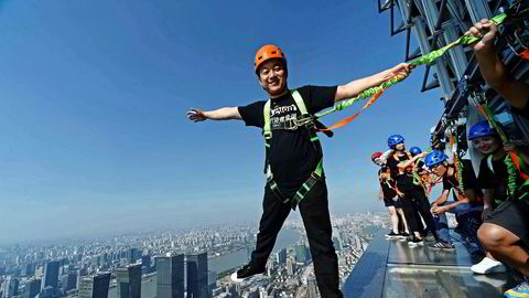 I Shanghai, en av byene der turisme oppleves som mest påtrengende, frister det kanskje mest med en høytsvevende spasertur i 88. etasje i Jinmao Tower.