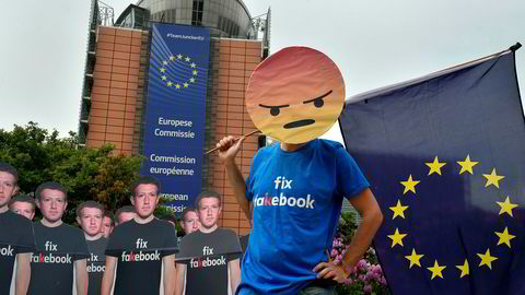 Aktivister demonstrerte mot Facebook med pappfigurer av Mark Zuckerberg påmalt slagordet «Fix Fakebook» utenfor EUs hovedkvarter i Brussel i slutten av mai.
