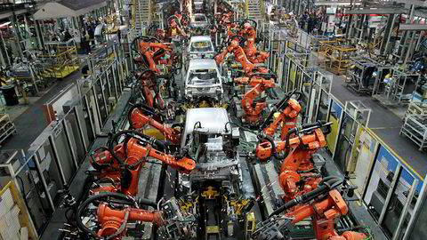 All inntekt som genereres har sitt opphav i maskiner eller arbeidskraft ifølge klassisk økonomisk teori. Men det er ikke nødvendigvis helt riktig ifølge ny forskning. Her er roboter i arbeid ved en bilfabrikk i India.