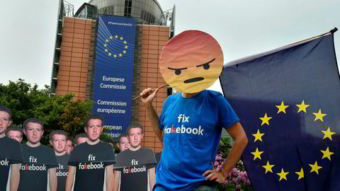 Aktivister i Brussel demonstrerer mot Facebook og toppsjef Mark Zuckerberg, som de mener ikke gjør nok for å fjerne falske Facebook-kontoer som sprer hat og desinformasjon.