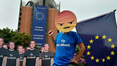 Aktivister i Brussel demonstrerer mot Facebook og toppsjef Mark Zuckerberg, som de mener ikke gjør nok for å fjerne falske Facebook-kontoer som sprer hat og desinformasjon.