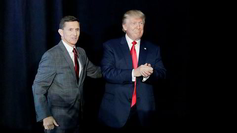 USAs president Donald Trump fotografert sammen med sin tidligere sikkerhetsrådgiver Michael Flynn i fjor.