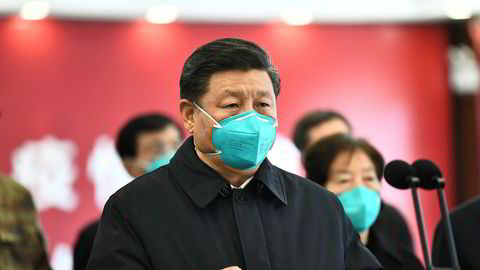 Kinas president Xi Jinping snakker gjennom video til pasienter og personell på et sykehus i Wuhan.  Akilleshælen er at ingen tror på informasjonen som kommer fra Kina, skriver artikkelforfatteren.