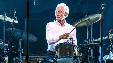 Charlie Watts ble 80 år. Den elskede og respekterte engelskmannen gjorde The Rolling Stones til et rockeband ulikt alle andre. Her avbildet på jobb i Düsseldorf i 2017.