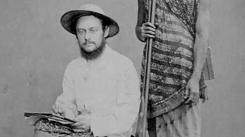 Carl Alfred Bock (til venstre) og tigerjegeren Sinen, som var med ham inn i jungelen på Sumatra.