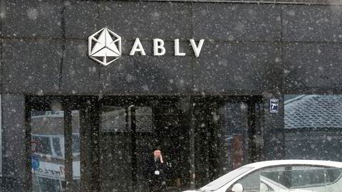 En sikkerhetsvakt utenfor hovedkontoret til ABLV-banken i Riga i Latvia.