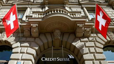 Den sveitiske banken Switzerland's national flags fly beside the logo of Swiss bank Credit Suisse in Zurich, Switzerland April 24, 2017. REUTERS/Arnd Wiegmann