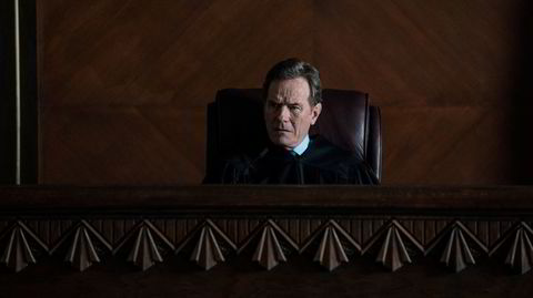 Dommeren Michael Desiato (Bryan Cranston) forvalter loven, men skal komme til å bryte den mange, mange ganger i løpet av «Your Honor».