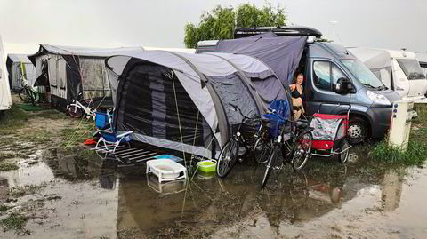 Regn. Ifølge Velsvik er det som bobileier viktig å ha litt «ja, ja, det her går fint»-holdning. Her har feriedagen fått et regnskyll i Polen.