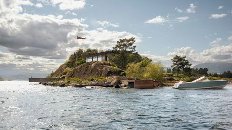 Nærme byen. Hytten er blitt en forlengelse av øyens mange platåer. Det flate skiferfjellet som møter sjøen er et vernet naturreservat. Den såkalte «pappabryggen» har stått her siden de øyboende fedrene i Asker ble hentet med rutebåten for å dra til Oslo for å jobbe. Dagens eiere kjører båt til Tjuvholmen/Aker Brygge på 20 minutter.