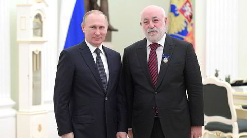 Russiske Viktor Vekselberg (til høyre) ble sanksjonert i 2018 av USA på grunn av båndene til Russlands myndigheter og energisektor. Etter Russlands invasjon av Ukraina har også Storbritannia og Australia sanksjonert Vekselberg, mens EU er avventende. Her fra en seremoni i Kreml i Moskva i 2017, der Russlands president Vladimir Putin ga Vekselberg en utmerkelse.
