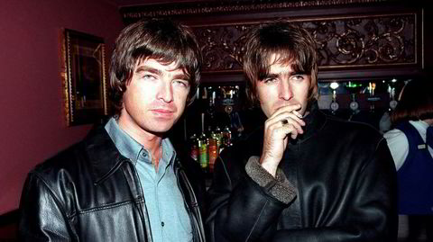 Premiereklare. «Those were the fucking days, man. Sharing rooms, lots of drinking. Just never-ending nights, do you know what I mean?» spør Liam Gallagher i «Faster Than A Cannonball». Her avbildet med bror Noel (t.v.) i West End i London i 1995, på premiere for Steve Coogans nye show.