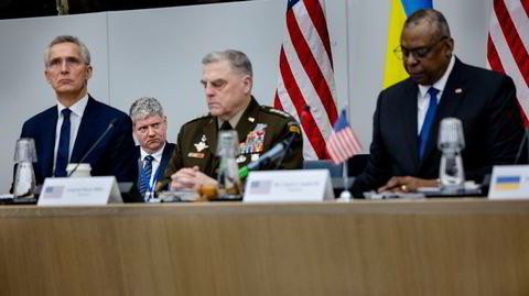 Stabssjef Stian Jenssen er aldri langt unna Natos generalsekretær, som da USAs forsvarsminister Lloyd Austin (til høyre) og USAs forsvarssjef Mark Milley ledet møtet for militære donasjoner til Ukraina tirsdag denne uken.