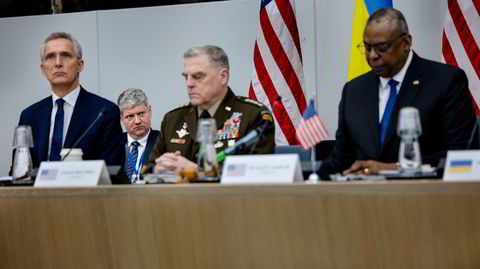 Stabssjef Stian Jenssen er aldri langt unna Natos generalsekretær, som da USAs forsvarsminister Lloyd Austin (til høyre) og USAs forsvarssjef Mark Milley ledet møtet for militære donasjoner til Ukraina tirsdag denne uken.