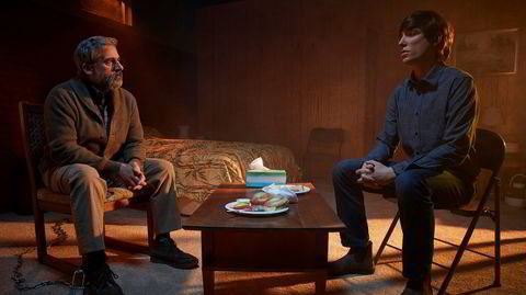 Steve Carell (til venstre) og Domhnall Gleeson spiller psykolog og seriemorder i «The Patient», en ny tv-serie skapt av folket bak «The Americans».