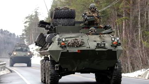 To LAV-25 fra det amerikanske marinekorpset, US Marines Corps, under Nato-øvelsen Trident Juncture 2018 i Norge.