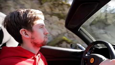 Alan Walker viser frem den nye bilen sin i en videoblogg på Youtube.