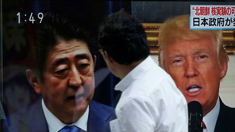 President Donald Trump vurderer å trekke USA ut av en frihandelsavtale med Sør-Korea samtidig som Nord-Korea truer hele regionen.