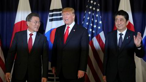 USAs president Donald Trump møter Japans statsminister Shinzo Abe og Sør-Koreas president Moon Jae-in fotografert sammen under G20-møtet i juli i år.