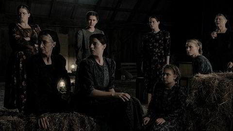 Snakkis. Sarah Polleys «Women Talking» vant nylig Oscar for beste originalmanus. Skuespillere fra venstre: Michelle McLeod, Sheila McCarthy, Liv McNeil, Jessie Buckley, Claire Foy, Kate Hallett, Rooney Mara og Judith Ivey.