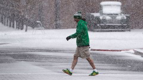 Helt vanlig. En mann tar seg en spasertur i joggesko under en snøstorm i Denver i desember 2015.