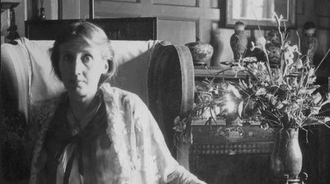 Penger og et eget rom. Forfatter Virginia Woolf (1882–1941) la pengene hun tjente på bøkene sine i huset. Toalettet i Monk’s house, hvor hun bodde med sin mann sør i England, kalte hun «Mrs. Dalloway», etter boken som betalte for det. Bilen fikk tilnavnet «Fyret».