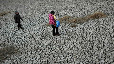 Mange millioner vil trolig komme til å måtte flykte permanent fra sine hjem de neste årene på grunn av naturødeleggelser og klimaendringer. Bildet viser en uttørket dam i byen Tangyin i Kina.