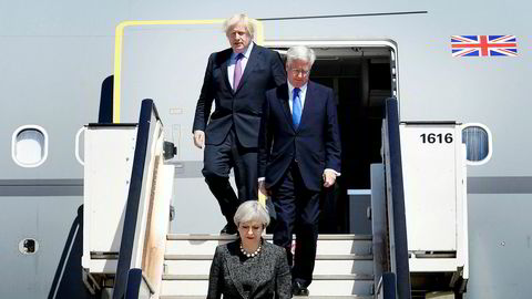 Tiden er i ferd med å renne ut for statsminister Theresa May og utenriksminister Boris Johnson. Forrige uke måtte på toppen av det hele forsvarsminister Michael Fallon (til høyre) gå av.
