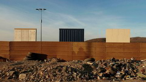 Mye mur. Grensen mellom Mexico og USA måler godt over 3000 kilometer. Nesten en tredjedel av strekningen er allerede besatt av mur. Den ble satt opp av tidligere presidenter, som gikk stillere i dørene enn Donald Trump.