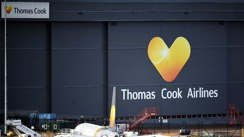 Et fly tilhørende den britiske turoperatøren Thomas Cook står parkert på flyplassen i Manchester 23. september.