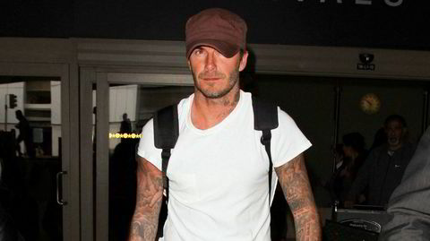 Staut. Eksfotballspiller, firebarnsfar og moteikon David Beckham (46) er ofte å se i denim, også den svarte varianten, i passende størrelser. Her på flyplassen LAX i Los Angeles i California i 2016.