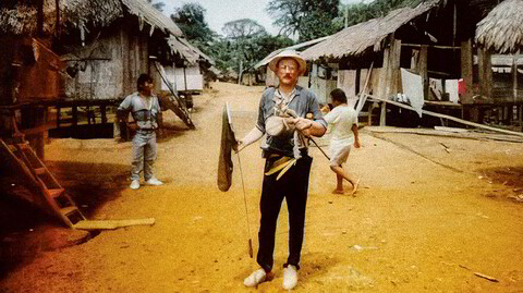 Gert Nygårdshaug besøker en indianerbosetning nær Leticia i Colombia i 1991.