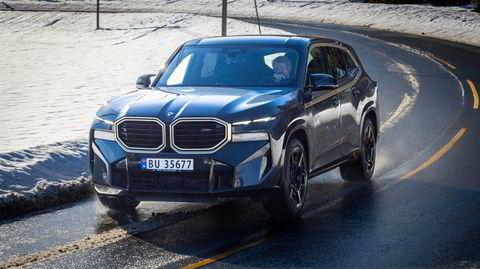 BMW XM ruver godt i terrenget. Guldekor og enorme, opplyste nesebor gjør ikke dette til noen beskjeden farkost.