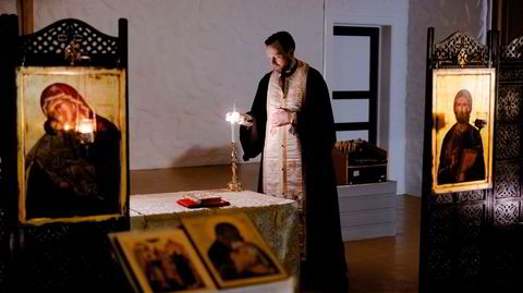 Fader Theodor Svane leder den vesle menigheten Jomfru Maria Bebudelse Ortodokse Menighet i Bergen. Han aner ikke hvor de kommer fra, alle de unge mennene som har strømmet til kirken hans de siste par årene.