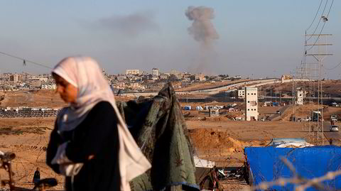 Den palestinske familien Marte Heian-Engdal følger i «Et Gaza-liv» lyktes i å flykte fra krigen. Men hva vil det være igjen for dem å vende tilbake til? Bildet viser israelske luftangrep mot Rafah mandag 6. mai.