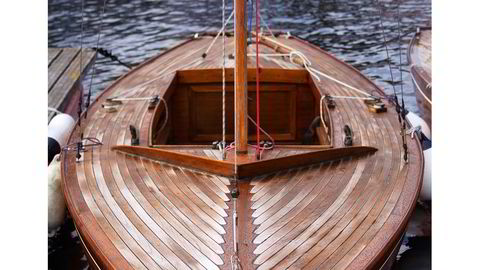 Folkebåt av mahogni. I 1956 ble den første BB11-en sjøsatt, en rimelig og trygg seilbåt på 20 fot av mahogni. Den ble en av de første norske folkebåtene