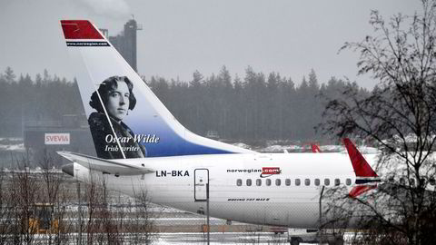Norwegians nyeste flymodell Boeing 737 Max er parkert på bakken. Straks flyforbudet blir løftet, får selskapet levert et stort antall fly, og selskapet risikerer straffetoll på innførsel av fly fra USA. Her et 737 Max-fly på Arlanda-flyplassen i Stockholm.