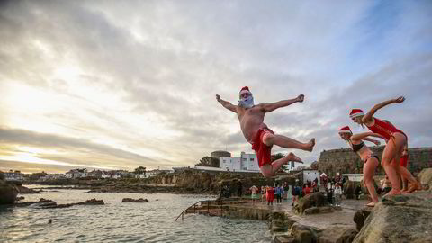 Folk kastet seg ut i den kalde sjøen i Sandycove i Dublin i det tradisjonelle årlige julebadet første juledag. Irland gikk fra å ha den laveste smitteveksten av koronaviruset til 1.288 bekreftede smittetilfeller per 1 million.