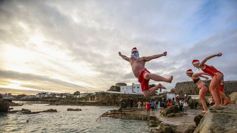 Folk kastet seg ut i den kalde sjøen i Sandycove i Dublin i det tradisjonelle årlige julebadet første juledag. Irland gikk fra å ha den laveste smitteveksten av koronaviruset til 1.288 bekreftede smittetilfeller per 1 million.