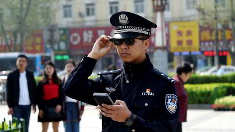 Smartbrillene som politiet i den kinesiske byen Luoyang benytter er som tatt ut fra en science fiction-film fra 1980-tallet. De benytter kunstig intelligens (AI) og er tilkoblet sentrale overvåkningsdatabaser via smarttelefoner.