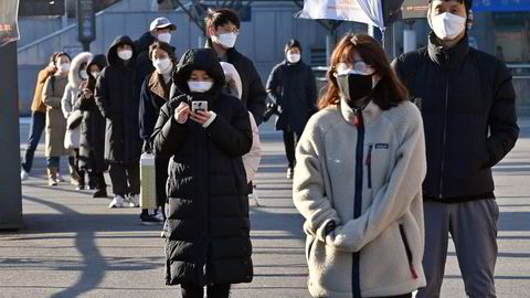 Etter mange måneder med lav smitte har situasjonen forverret seg i Sør-Korea. Det er lange køer ved flere midlertidige testsentre i Seoul på mandag.
