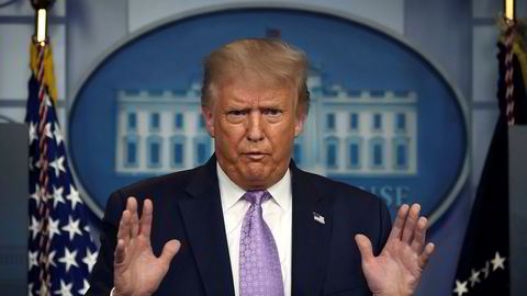 President Donald Trump under et møte i Det hvite hus i februar der han demonstrerer hvor godt det går for amerikansk økonomi.