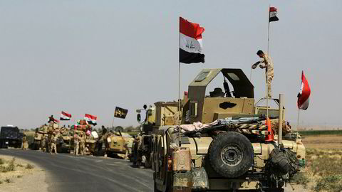 Irakiske styrker skal nå ha rykket inn i Kirkuk. På bildet står de rett utenfor byen på søndag.