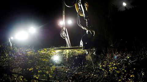 Det finnes ikke store mengder rester fra skogindustrien som i dag ikke anvendes til noe. Dette er verdifulle ressurser som allerede brukes til en rekke formål, skriver Bjart Holtsmark i innlegget. Her rydder firmaet Baneteknikk langs togskinner ved Minnesund.