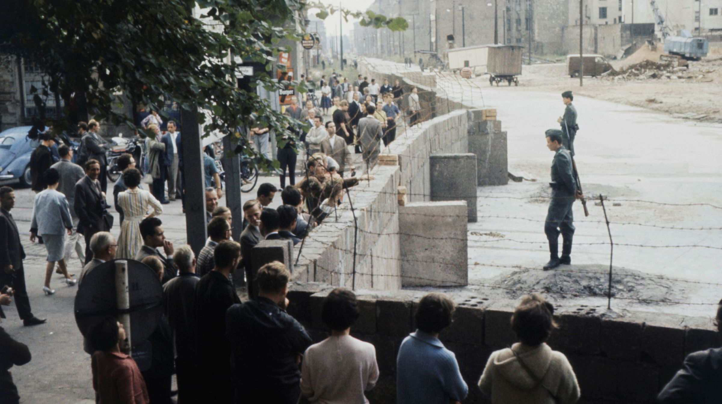 Гдр 1961. Берлинская стена 1961. Возведение Берлинской стены 1961 года. Возведении в августе 1961 г. Берлинской стены. Сооружение Берлинской стены 1961.