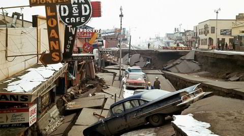 Momentant endring. Anchorage sentrum i Alaska 29. mars 1964, to dager etter at byen ble rammet av det kraftigste jordskjelvet i USA i historisk tid, som blant annet senket hovedgaten seks meter.
