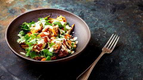 Blomkålsalat med litt chili og tahini-dressing.