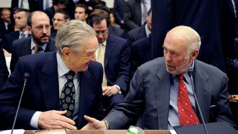 Jim Simons (til høyre) er kjent for å være mediesky og lar seg sjelden intervjue. Her er han avbildet i 2008 sammen med finansmannen George Soros i forbindelse med en høring i Representantenes hus i den amerikanske Kongressen.